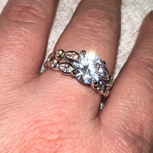 Contemporary round Lab diamond 3.5 karats Ring set in sterling silver si… - Picture 2 of 7